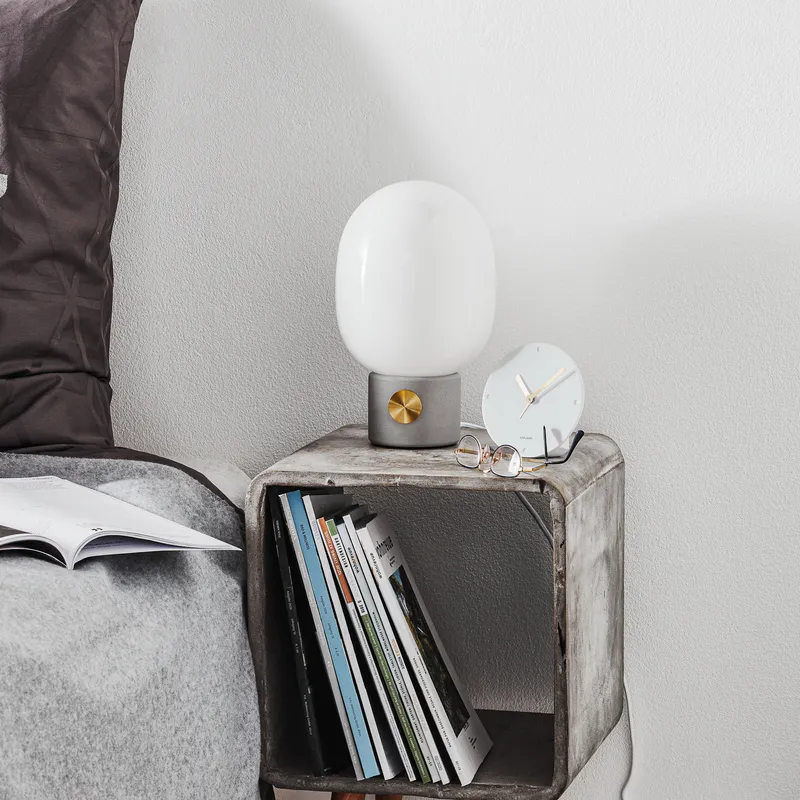 Bild 3 för Audo Copenhagen - JWDA Concrete Bordslampa Ljusgrå/Mässing Audo Copenhagen