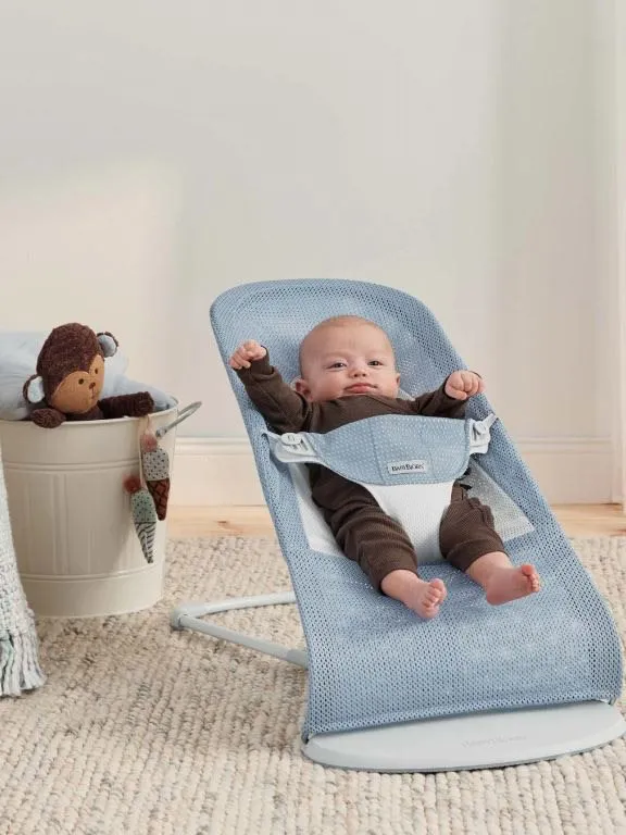 Bild 2 för Babybjörn Balance Soft mesh, himmelsblå/vit/grå ram, Skymningsblå/vit/grå ram