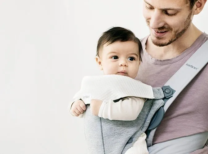 Bild 2 för Babybjörn haklapp bärsele Mini 2-p, vit