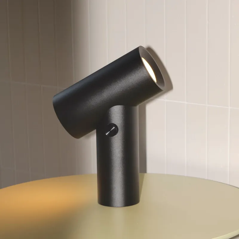 Bild 1 för Beam LED-bordslampa med batteri, svart aluminium, dimbar, IP65 – Muuto - Vardagsrum - Modern - Med en ljuskälla
