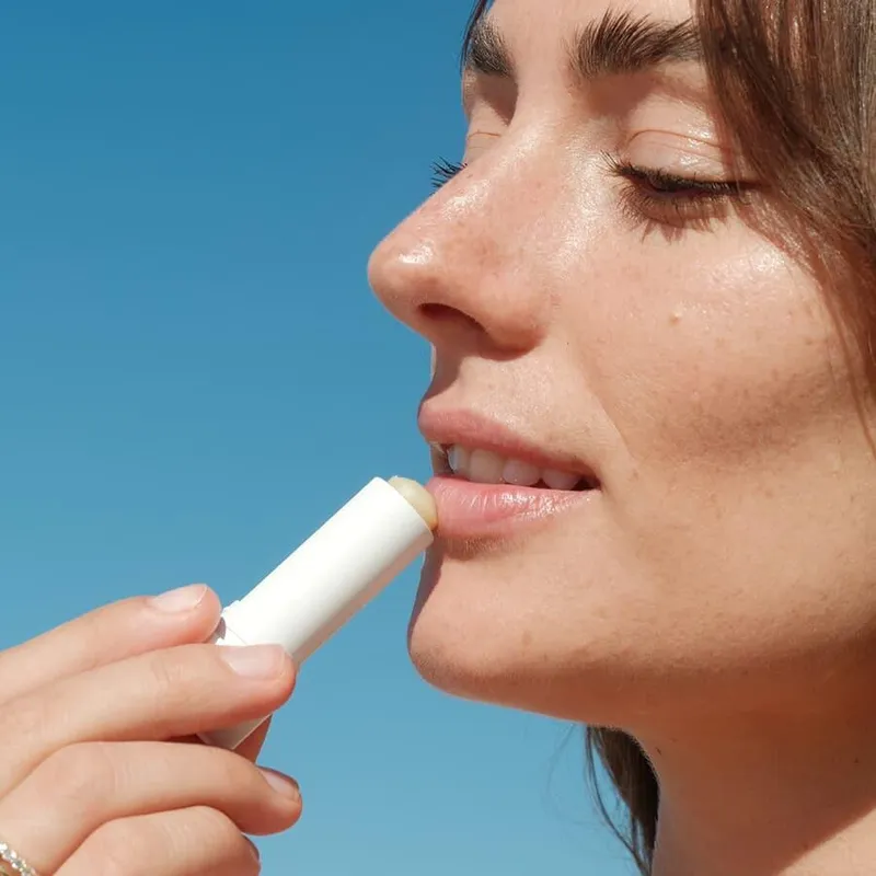 Bild 2 för COOLA Classic Liplux Lip Balm Original SPF30 4,4 ml