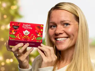Produktfoto för English Tea Shop Adventskalender Box röd 25 luckor