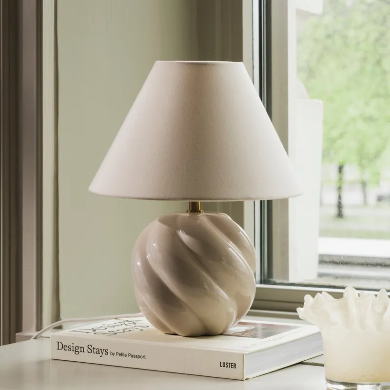 Bild 2 för Globen Lighting Dahlia bordslampa Beige