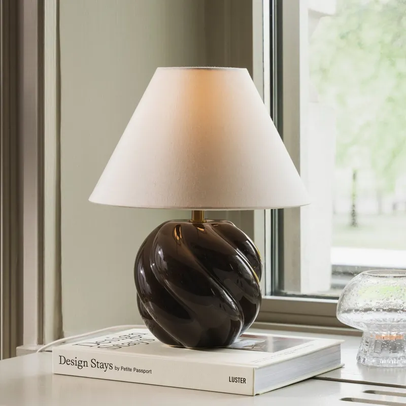 Bild 1 för Globen Lighting Dahlia bordslampa Mocha