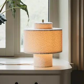 Produktfoto för Globen Lighting Noah bordslampa Vit bouclé, Ø25x30,5 cm