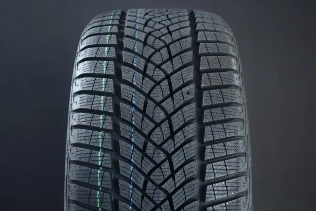 Bild 1 för Goodyear UltraGrip Performance + ( 255/45 R19 104V XL EDR, SCT, T0 )