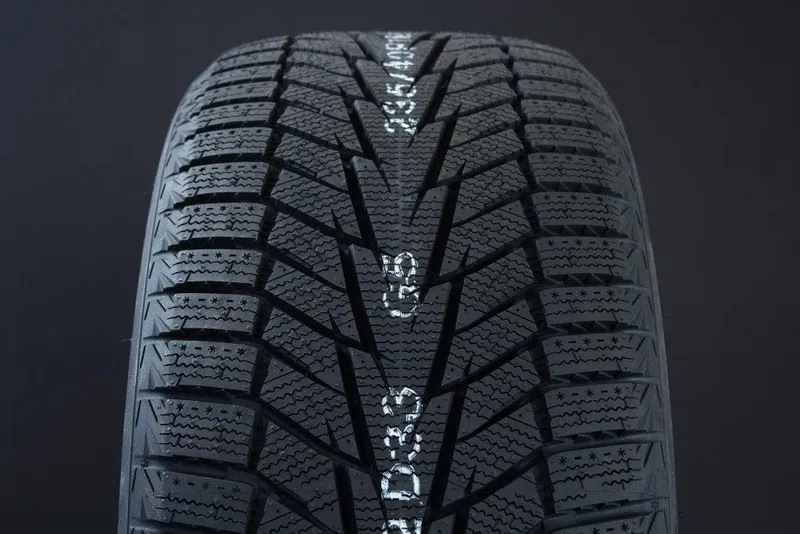 Bild 2 för Hankook Winter i*cept X RW10 ( 265/70 R15 112T, Nordiska vinterdäck SBL )