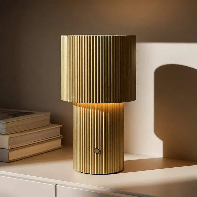Bild 1 för Iluma LED-bordslampa med uppladdningsbart batteri, guldfärgad, höjd 22,1 cm – Belid - Vardagsrum - Modern - Aluminium - Med en ljuskälla