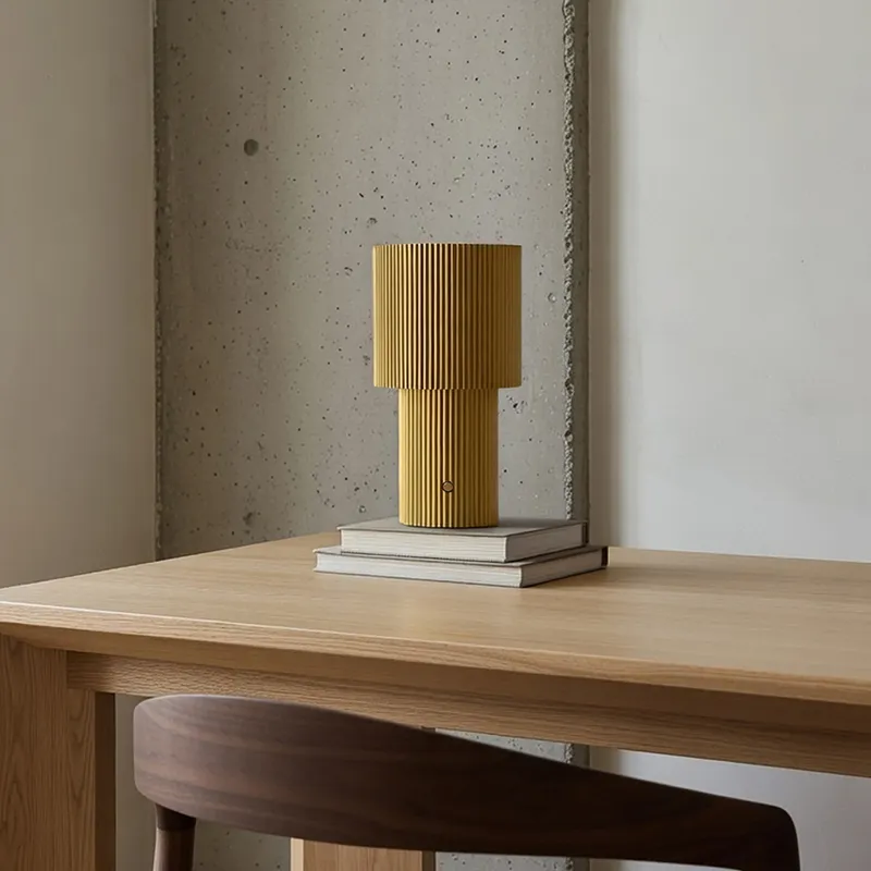 Bild 2 för Iluma LED-bordslampa med uppladdningsbart batteri, guldfärgad, höjd 22,1 cm – Belid - Vardagsrum - Modern - Aluminium - Med en ljuskälla