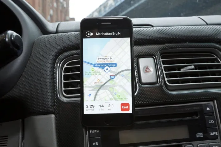 Alternativ bild 0 för Kikkerland Magnetic Car Vent Phone Mount (US160)