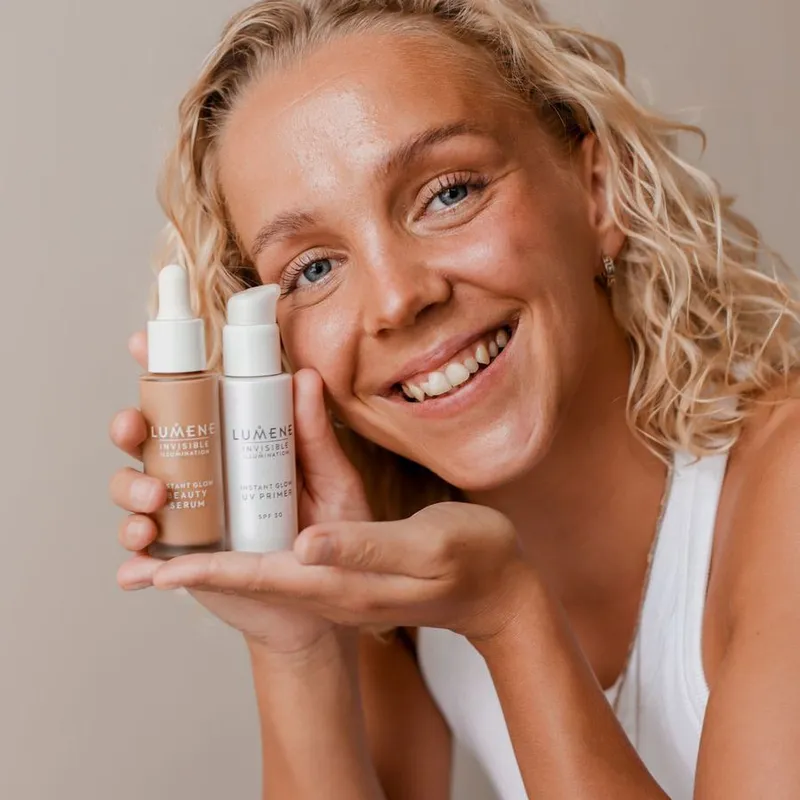 Bild 6 för Lumene Invisible Illumination Instant Glow Beauty Serum Universal Light 30 ml