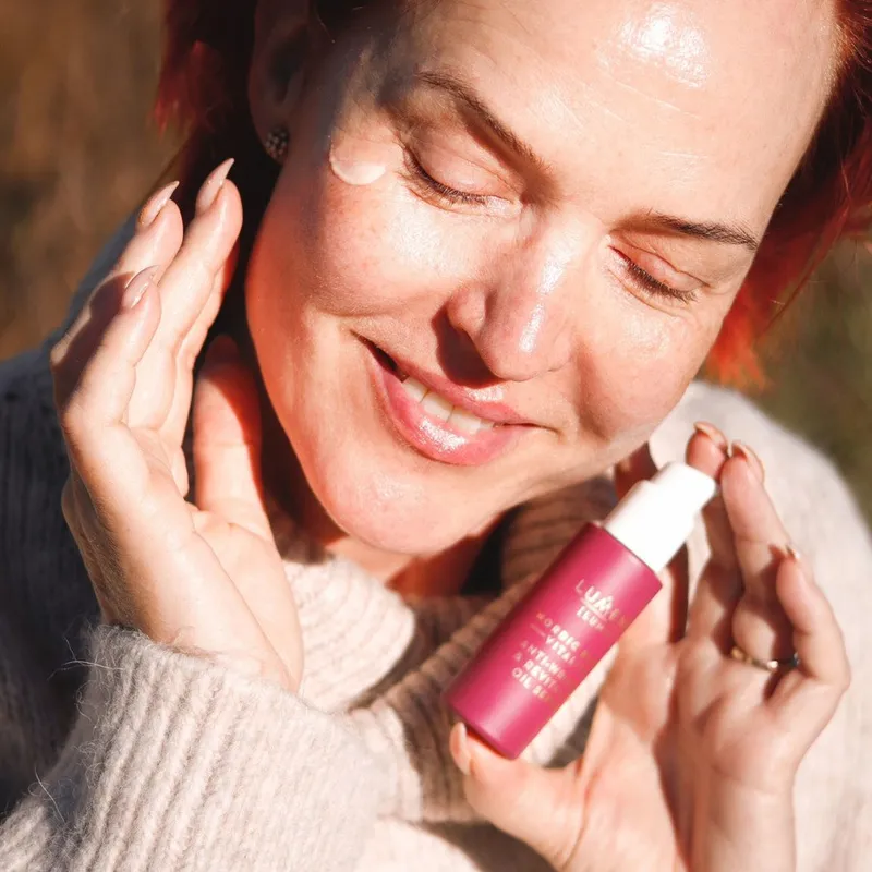 Bild 3 för Lumene Nordic Bloom Vitality Anti-Wrinkle & Revitalize Oil Serum 30 ml