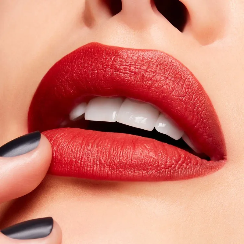 Bild 3 för MAC Cosmetics Powder Kiss Velvet Blur Slim Stick Devoted To Chili