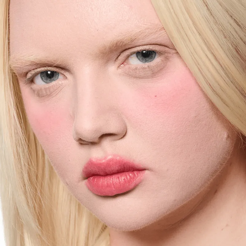 Bild 6 för MAC Powder Kiss Lip + Cheek Mousse Ruby Boo 5ml