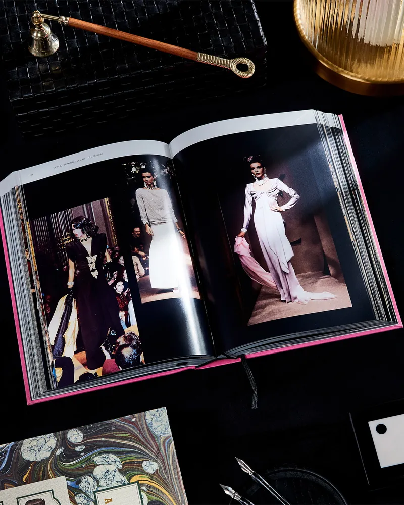 Bild 2 för New Mags - Yves Saint Laurent Haute Couture - Catwalk - Bok - Thames & Hudson - Onesize