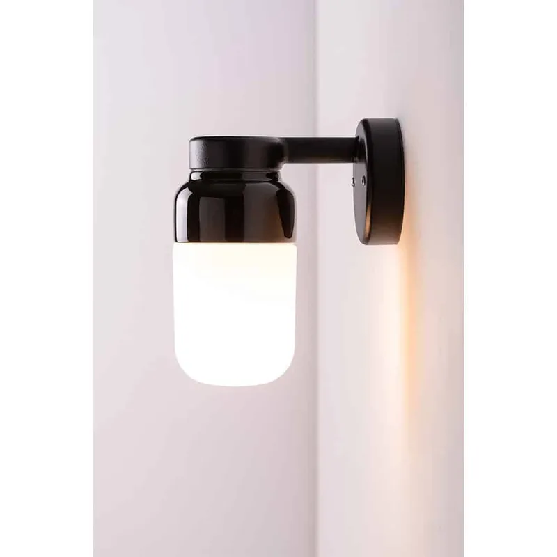 Bild 2 för Ohm Wall Vägglampa LED E27 Svart 100/210 Opalglas IP44
