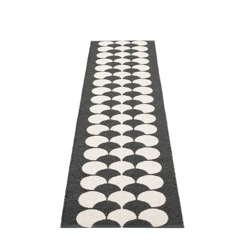 Alternativ bild 0 för Pappelina Poppy plastmatta 70 x 250 cm, black