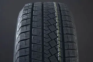 Produktfoto för Pirelli Ice Zero Asimmetrico ( 235/50 R20 104H XL, Nordiska vinterdäck )