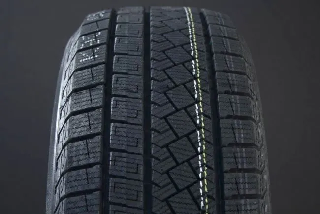 Bild 1 för Pirelli Ice Zero Asimmetrico ( 235/50 R20 104H XL, Nordiska vinterdäck )