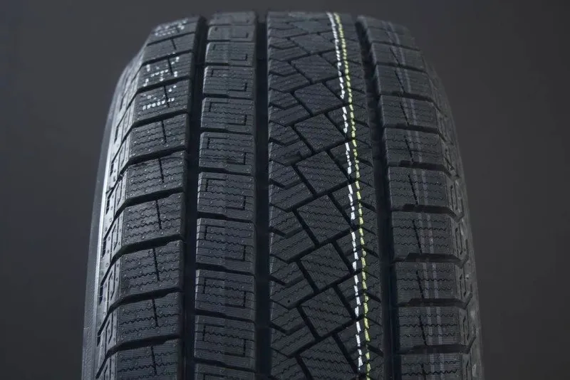 Bild 2 för Pirelli Ice Zero Asimmetrico ( 235/50 R20 104H XL, Nordiska vinterdäck )