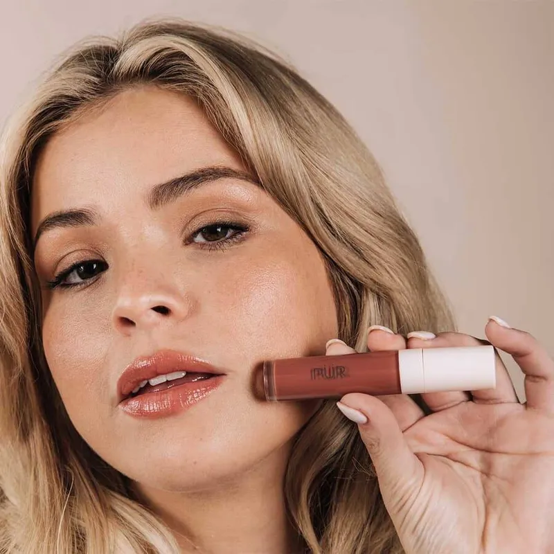Bild 2 för PÜR Glossy Lip Tint Plumping Tinted Lip Oil Blackberry Smash