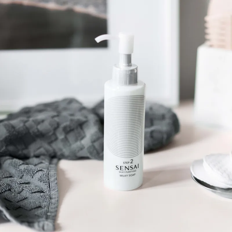 Bild 2 för SENSAI - Silky Purifying Milky Soap Step 2 150 ml på Skincity.com