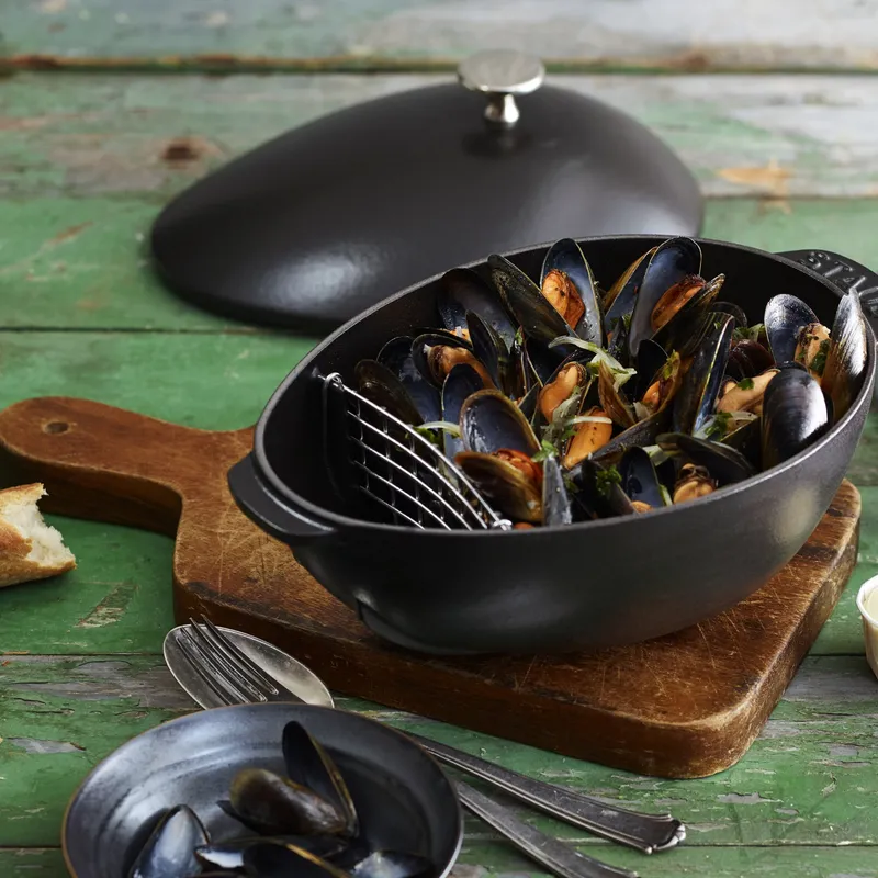 Bild 3 för Staub Musselgryta 25 cm svart 2,0 L