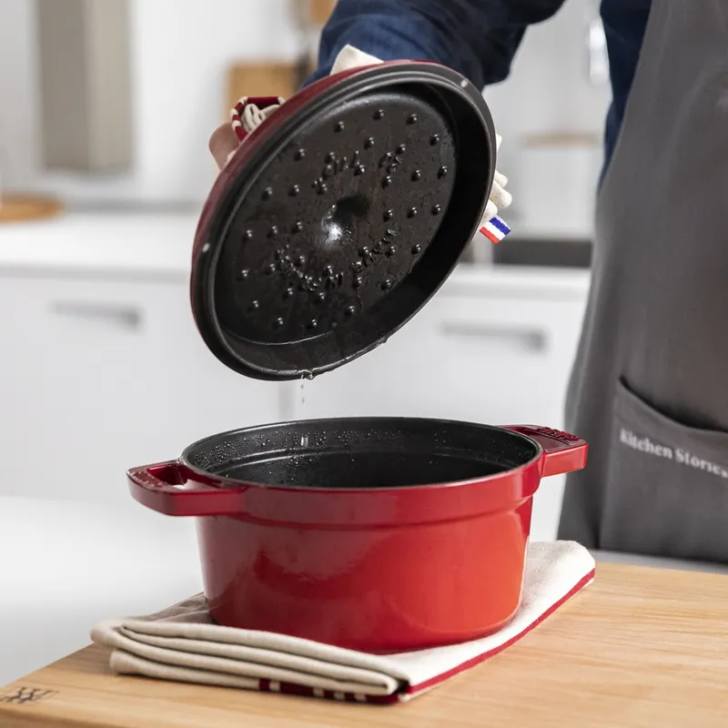 Bild 4 för Staub Rund Gryta 24 cm 3,8 liter Röd