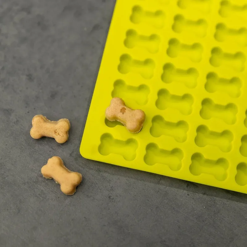 Bild 2 för Trixie Baking mat with bones, silicone, 38 × 28 cm