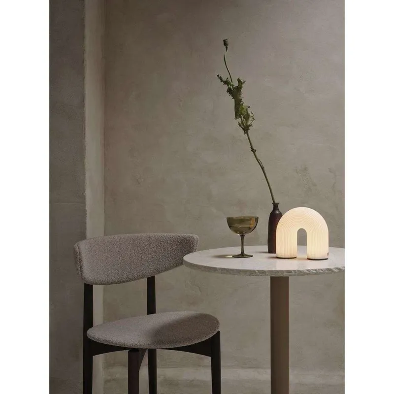 Bild 2 för Vuelta Portable Bordslampa Vit - ferm LIVING