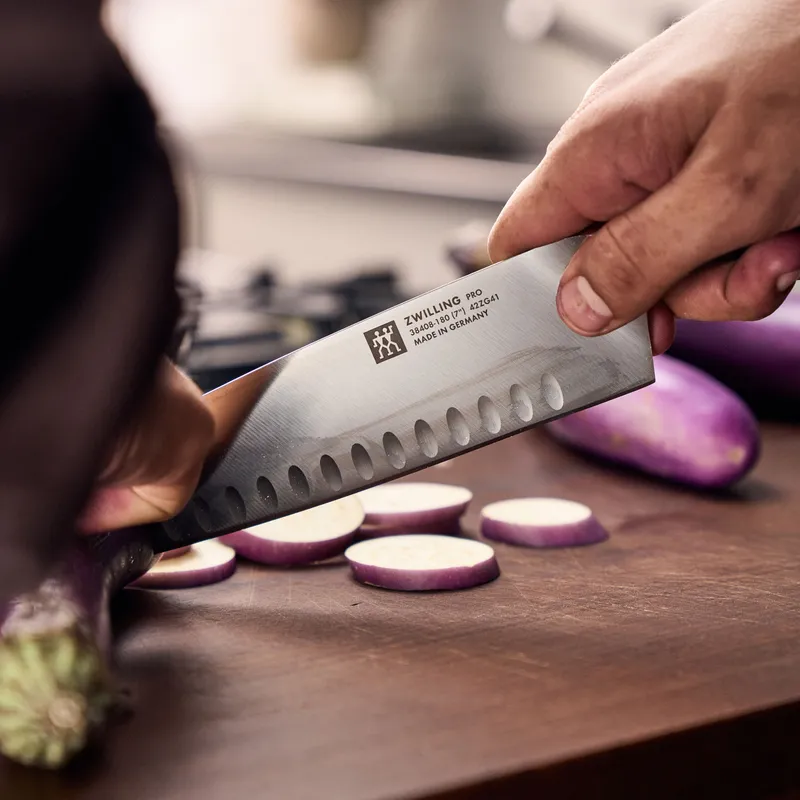 Bild 2 för Zwilling Pro Santoku 18 cm med hål