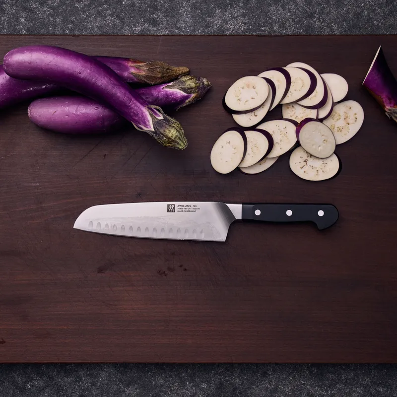 Bild 3 för Zwilling Pro Santoku 18 cm med hål