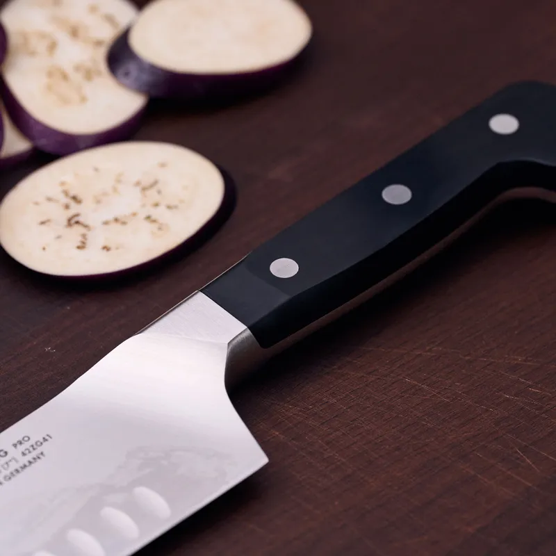 Bild 4 för Zwilling Pro Santoku 18 cm med hål
