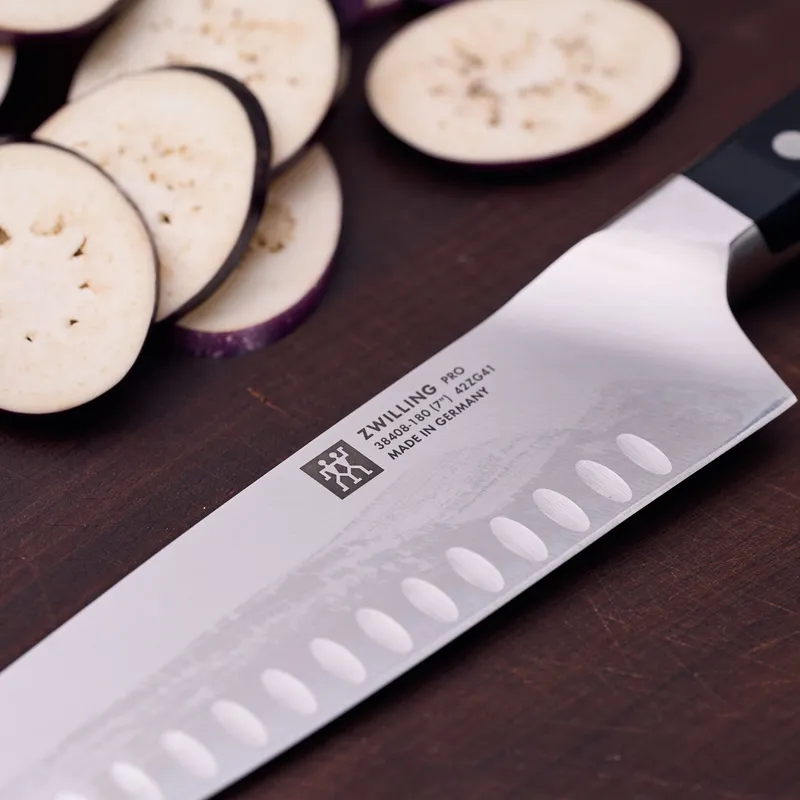 Bild 5 för Zwilling Pro Santoku 18 cm med hål